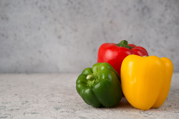 新鲜新鲜多汁的甜椒在灰色 复制空间素食美食素食