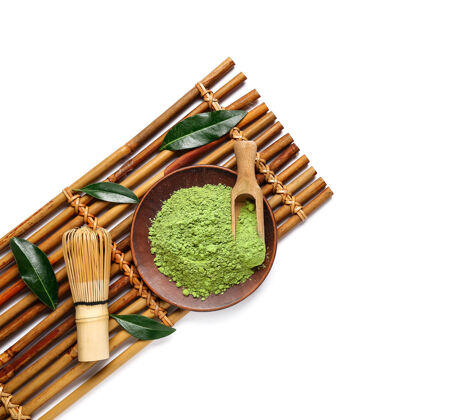 传统盘子里放上抹茶粉 舀一勺 在白色背景上追逐日本绿色勺子