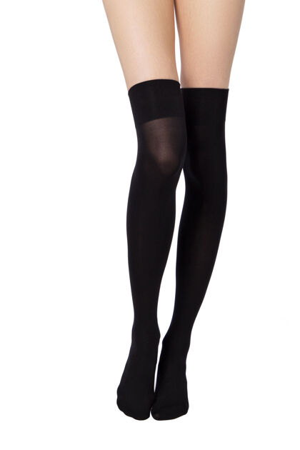 袜性感的年轻白种女人的腿在白色背景的黑色尼龙紧身裤女士华丽色情