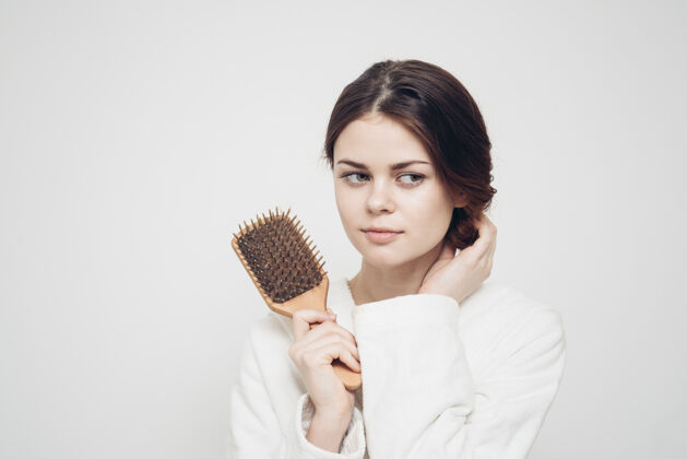 丢失女人手里拿着梳子 头发纠结脆弱健康问题准备头发型