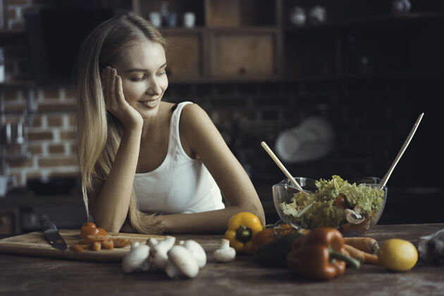 素食正在做饭的年轻女子健康食品-蔬菜沙拉饮食节食概念健康的生活方式在家做饭准备食物松散番茄减肥