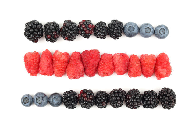 蓝莓树莓 黑莓和蓝莓 排成一排成熟小吃健康