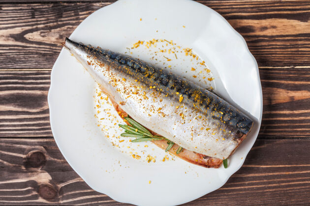料理白盘子里的腌鲭鱼未经料理的生鱼传统海鲜美味 健康饮食海鲜有机腌菜