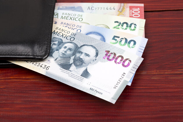 钞票黑钱包里的墨西哥比索兑换现金金融