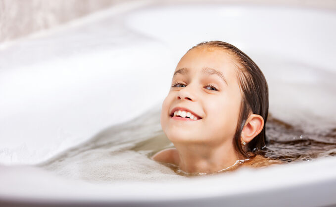 泡沫可爱的白人小女孩在泡沫浴缸里洗澡 在家里享受检疫的乐趣浴缸干净健康
