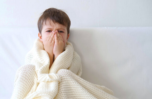 孩子家里有个患流感的可爱学龄前男孩孩子抓地力体温
