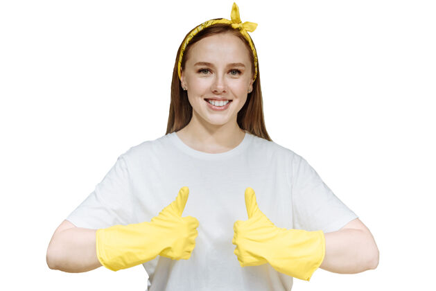 橡皮戴着橡胶黄色清洁手套的快乐年轻女子表现出积极的情绪女人女孩女人
