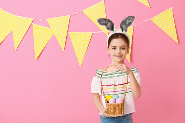 人可爱的小女孩和兔子耳朵和复活节彩蛋表面小装饰花环