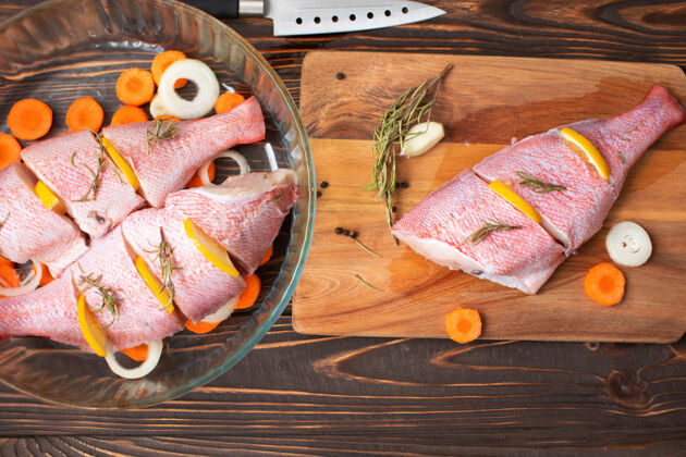吃新鲜和现成的烹调原料如柠檬粉红鲈鱼食物健康鱼