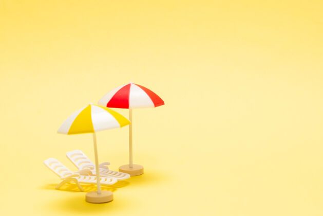 图形两个日光浴者和一把黄色背景的红伞复制空间蜜月温暖生活