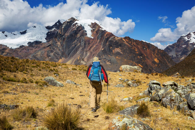 生存秘鲁科迪勒拉山脉的徒步旅行场景背包野营设备