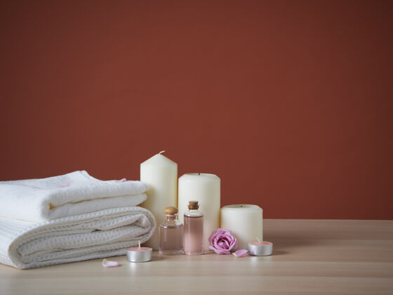美丽美丽的温泉组成与芳香的蜡烛和玫瑰在桌上洗澡舒适气氛