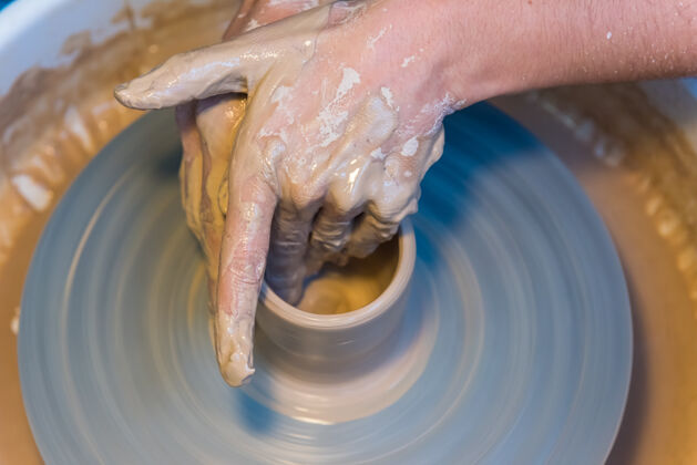 制造陶艺-创造一个粘土杯在过程.shot用一个小把手压力罐