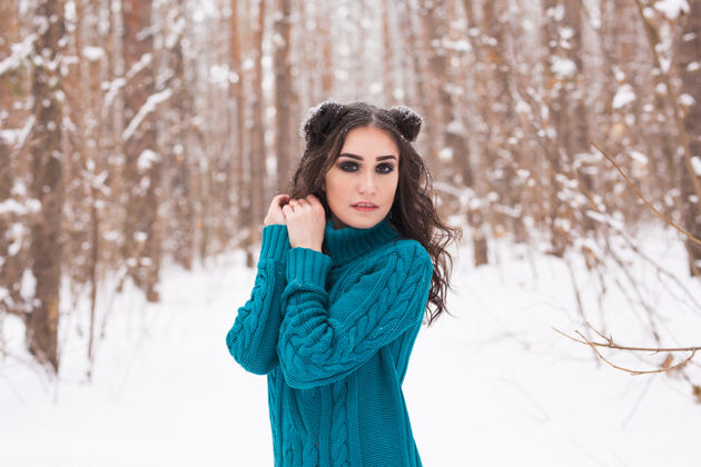 表情快乐的年轻女子在冬天散步时间漂亮雪域中的女孩年轻户外乐趣