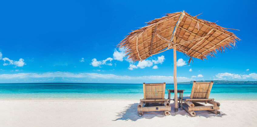 休息室美丽的热带海滩上有沙滩椅和伞 可在复制空间观赏风景躺椅蔚蓝海滩
