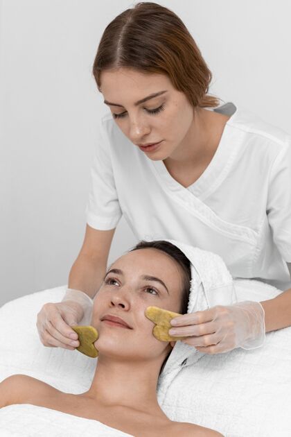 美容治疗美容师为女性客户做美容常规美容治疗化妆品美容护理