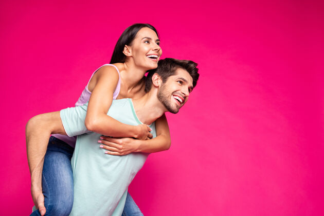模特照片中滑稽的男人和女人抱着背驮花的空闲时间看远处穿休闲服装孤立生动的粉红色背景玩在一起学生