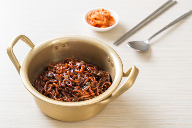 筷子韩国黑意大利面或方便面配烤茶蓉酱油（沙巴盖蒂）韩国风味时尚食品韩国文化黑