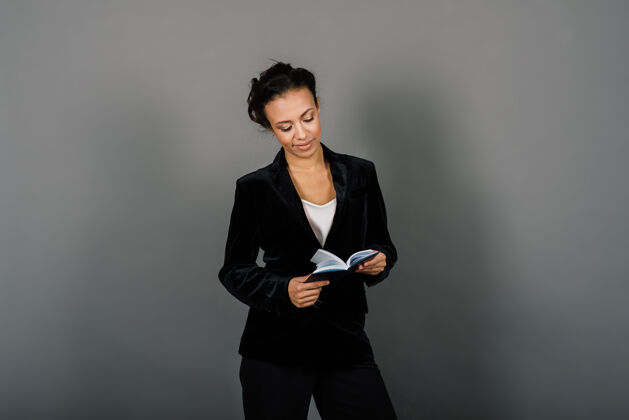 经理一个快乐的黑人女商人在工作室 笔记本 智能手机的孤立镜头漂亮商务人士应用程序