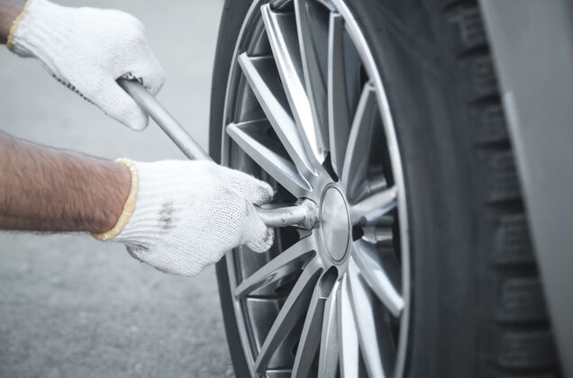 人换车汽车轮胎服务轮胎安装理念服务汽车工作