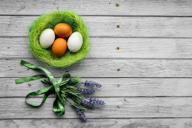 季节窝里的蛋花儿春天复活节作文假日.鸡蛋在巢里 粉笔板上写着一个愿望节日传统巢
