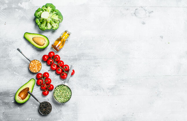 平衡健康的食品.分类有机蔬菜和水果豆科植物一张朴素的桌子食物西红柿背景