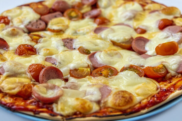 脂肪新鲜美味的自制披萨 番茄 樱桃 香肠和奶酪特写垃圾乡村的卡路里