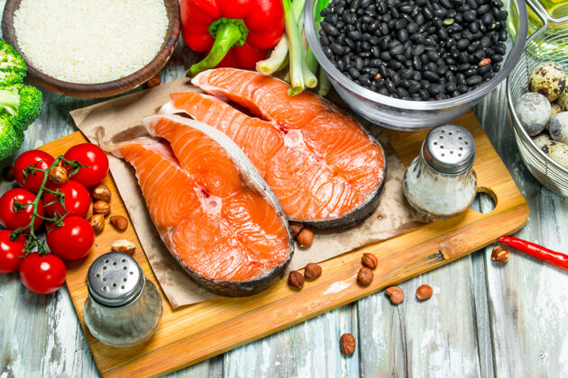 混合健康的食物.鲑鱼加蜂蜜 坚果和蔬菜.on一张朴素的桌子营养食物香料