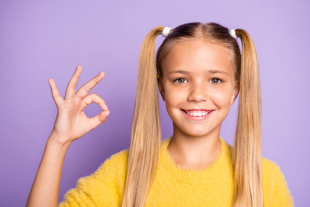 选择特写照片的休闲积极的牙齿微笑的女孩显示你确定标志表达积极情绪的脸上孤立的紫罗兰色粉彩墙积极广告交易