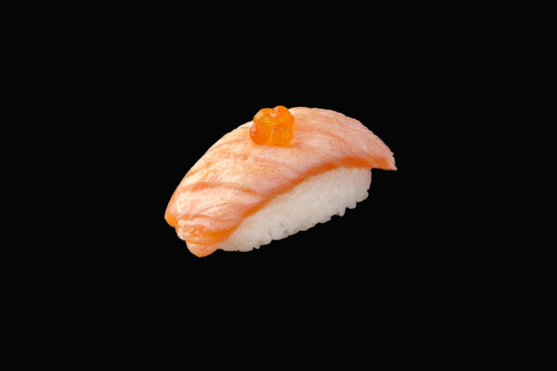 菜肴尼吉里寿司配炸三文鱼 红鱼子酱传统膳食亚洲
