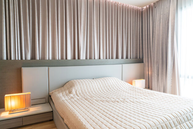 房间卧室里有床罩装饰的床箱子家用床