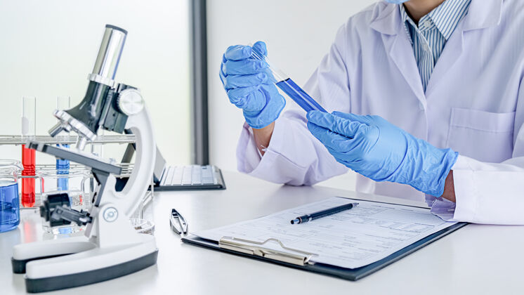 专业医学或科学研究人员或男医生在实验室里看着透明溶液的试管男人男性智能
