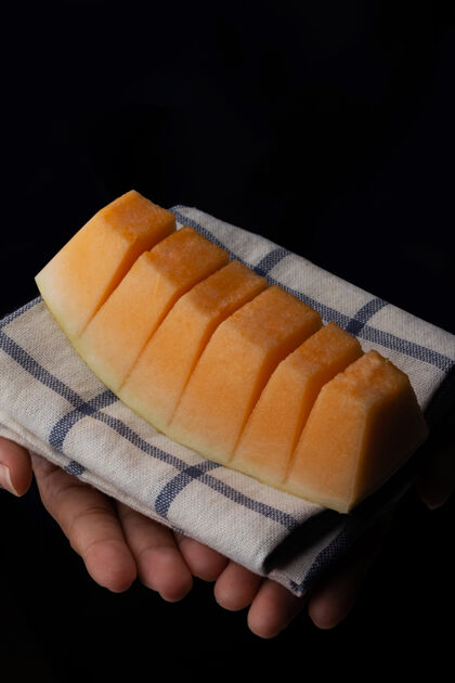 甜点黄瓜瓜在布上切成之字形 旁边有勺子苹果甜健康