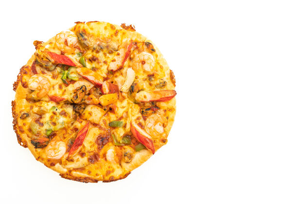 虾木托盘上的海鲜披萨 白色隔离圆形胡椒木材