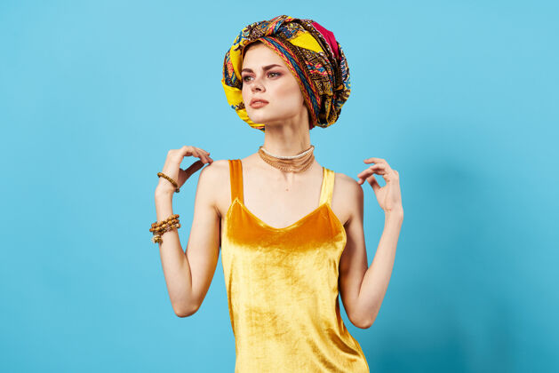 女性美丽的女人民族珠宝头巾黄色礼服摆姿势文化珠宝人类