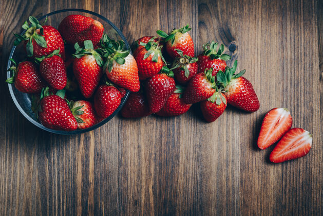 新鲜老木桌上有多汁的草莓健康素食成熟