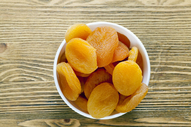 美食干的和脱水的杏黄 躺在一个玻璃碗里 准备作为一个甜蜜的特写镜头使用堆素食者套餐
