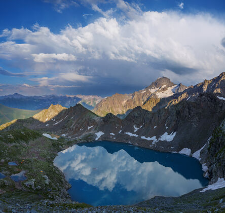 景色夜光中的高加索山脉风景如画的湖泊雪风景夜晚