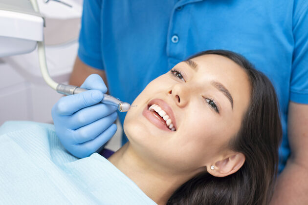 年轻牙科医生和病人办公室女职员让牙医检查牙齿人牙科清洁