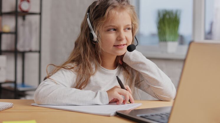 远程耳机里的女生有在线上课 和老师视频通话 回答问题 检查知识孩子互联网学习