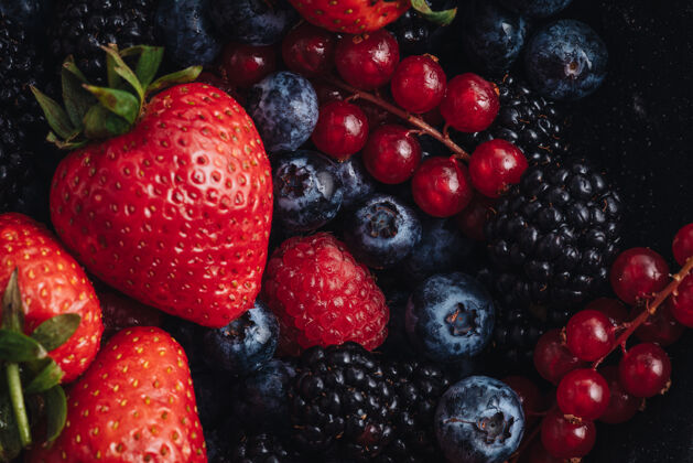 美味混合新鲜的生浆果和水果 健康饮食水果黑莓蓝莓