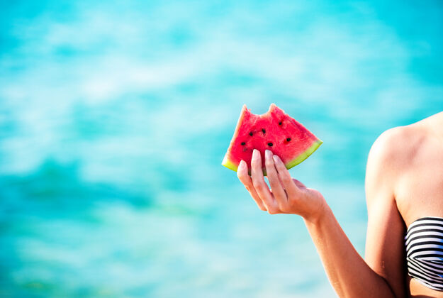 水西瓜片在女人手上交海-pov切片夏天甜瓜