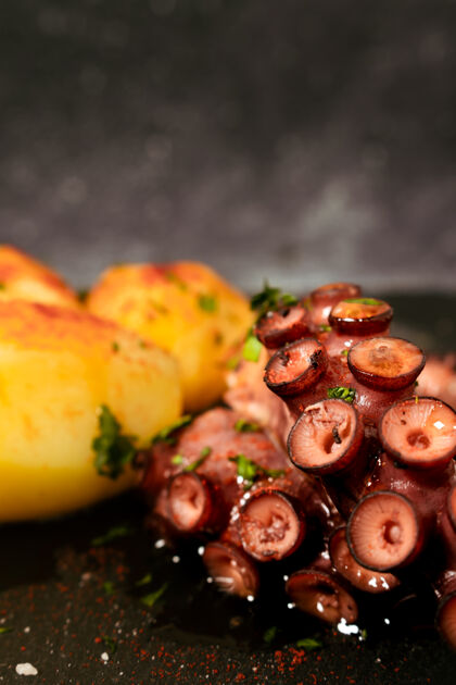 油美味的烤章鱼触须配以西班牙辣椒 橄榄油 欧芹和海盐调味的土豆薯条海滨传统