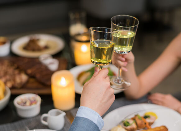 奢侈品喝鸡尾酒 享受派对 晚餐时间 情侣餐厅饮料葡萄酒