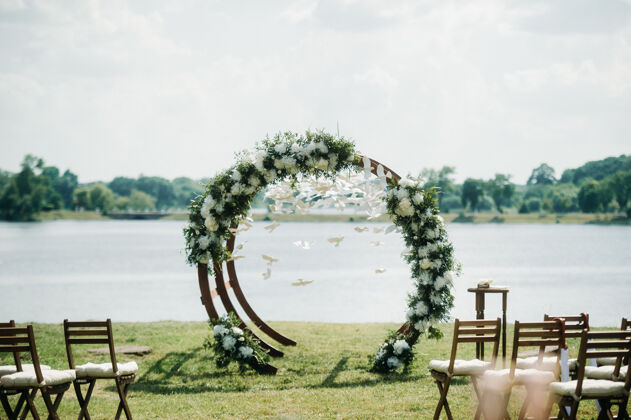 活动绿色街道上的婚礼草坪装饰用鲜花装饰拱门以庆祝仪式绿色纸鸟装饰