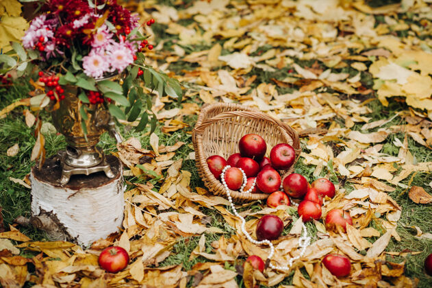 鲜花秋天的婚礼在绿色的街道上举行草坪装饰鲜花拱形的仪式绿色秋季仪式