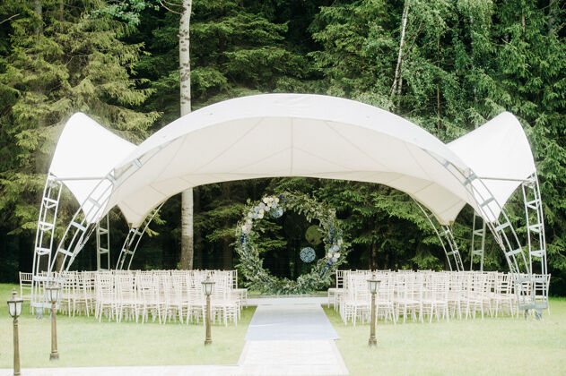拱门绿色街道上的婚礼草坪装饰用鲜花装饰拱门以庆祝仪式招待会活动婚礼