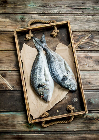 饮食木托盘里的生海鱼多拉多烹饪烹饪健康