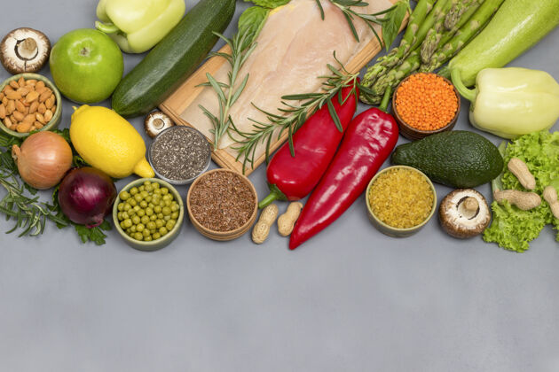 绿豆健康食品理念 绿色蔬菜种子坚果 灰色背景上的鸡肉食用蛋白质水果