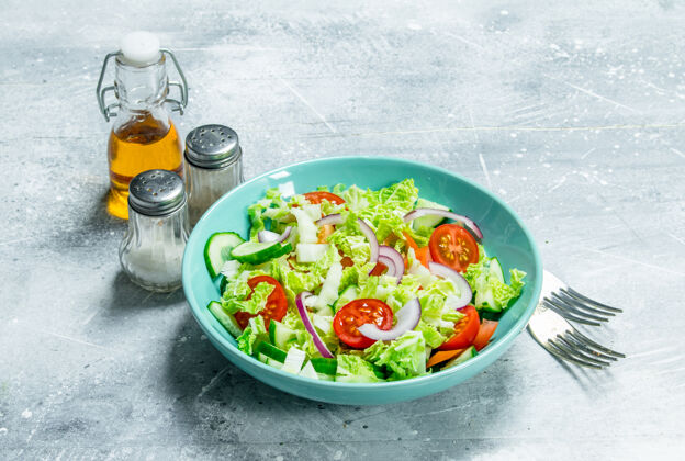 菜蔬菜沙拉沙拉黄瓜 西红柿和红洋葱加香料和橄榄油食物营养开胃菜